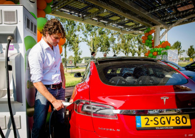 Batterij voor elektrische auto laadt in vijf minuten op