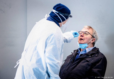 Robot kan 20.000 coronatestmonsters per etmaal aan