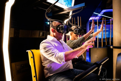 Rotterdamse schoolkiezers bezoeken middelbare scholen in VR